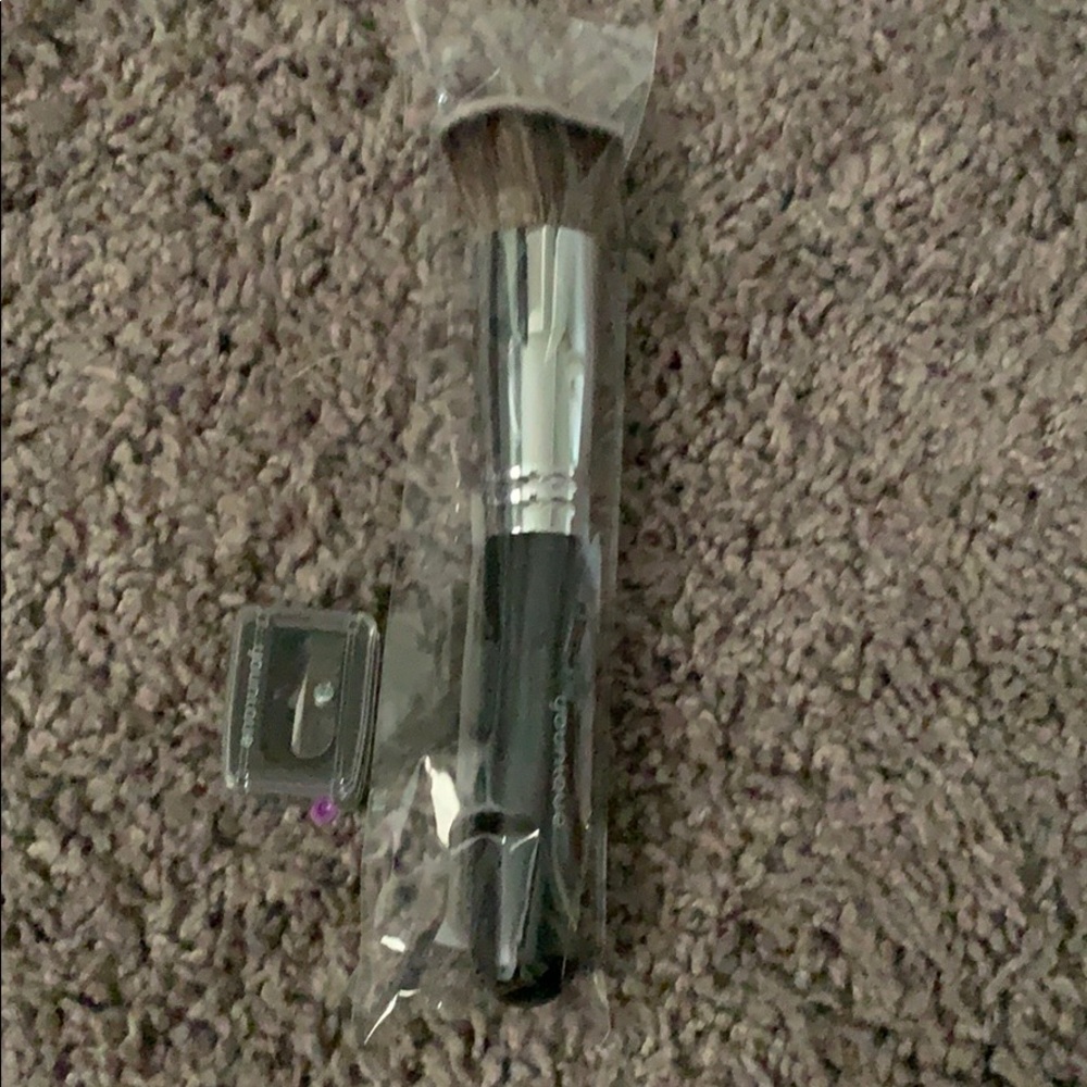 Younique kabuki brush and sharpener
